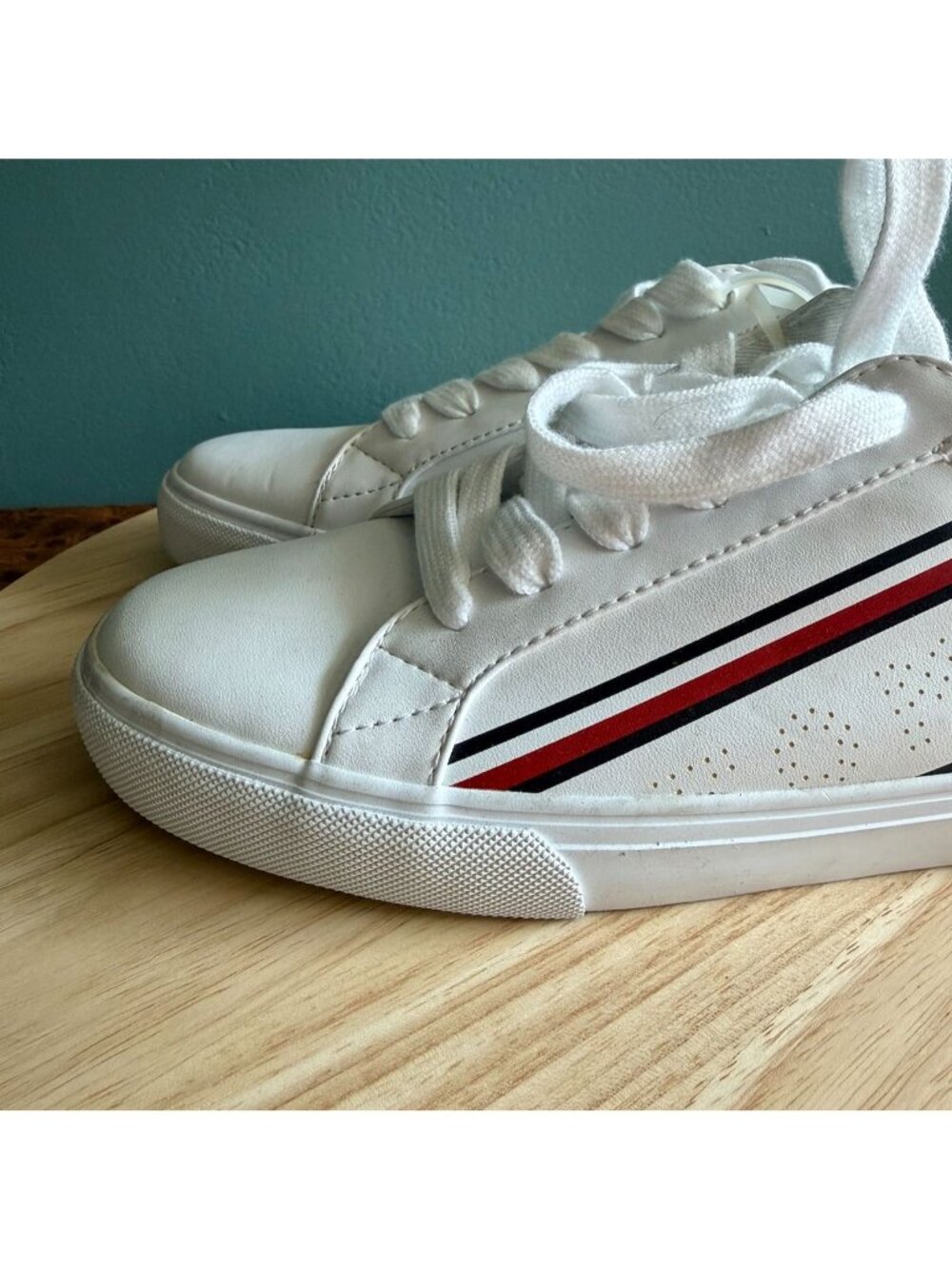 Tommy Hilfiger Womens Size 8 Tennis Sneakers Tsenia-Z White Red  Black Stripes - Picture 4 of 9